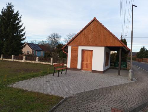 „Úpravy veřejného prostranství s expozicí Skašovské hračky (vč. úprav stavby občanského vybavení ve středu obce Skašov)“ -spolufinancováno Plzeňským krajem