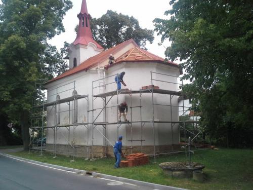 Pokládka nové střešní krytiny nad&nbsp;oltářem kaple.