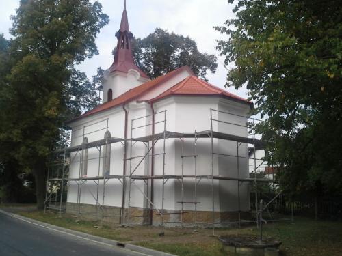 Vyměněná střešní krytina, opravená fasáda včetně nabarvení opravená věž kaple.