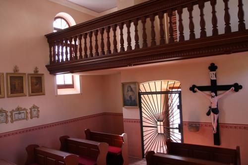 Pohled na&nbsp;opravený balkon kaple a&nbsp;její vstupní část opravu zajistila fi. Falout Přeštice