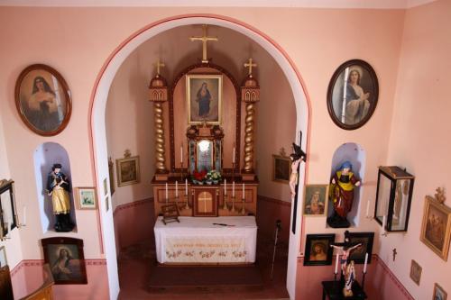 Pohled na&nbsp;opravený oltář z&nbsp;balkonu kaple zajistila firma Falout Přeštice